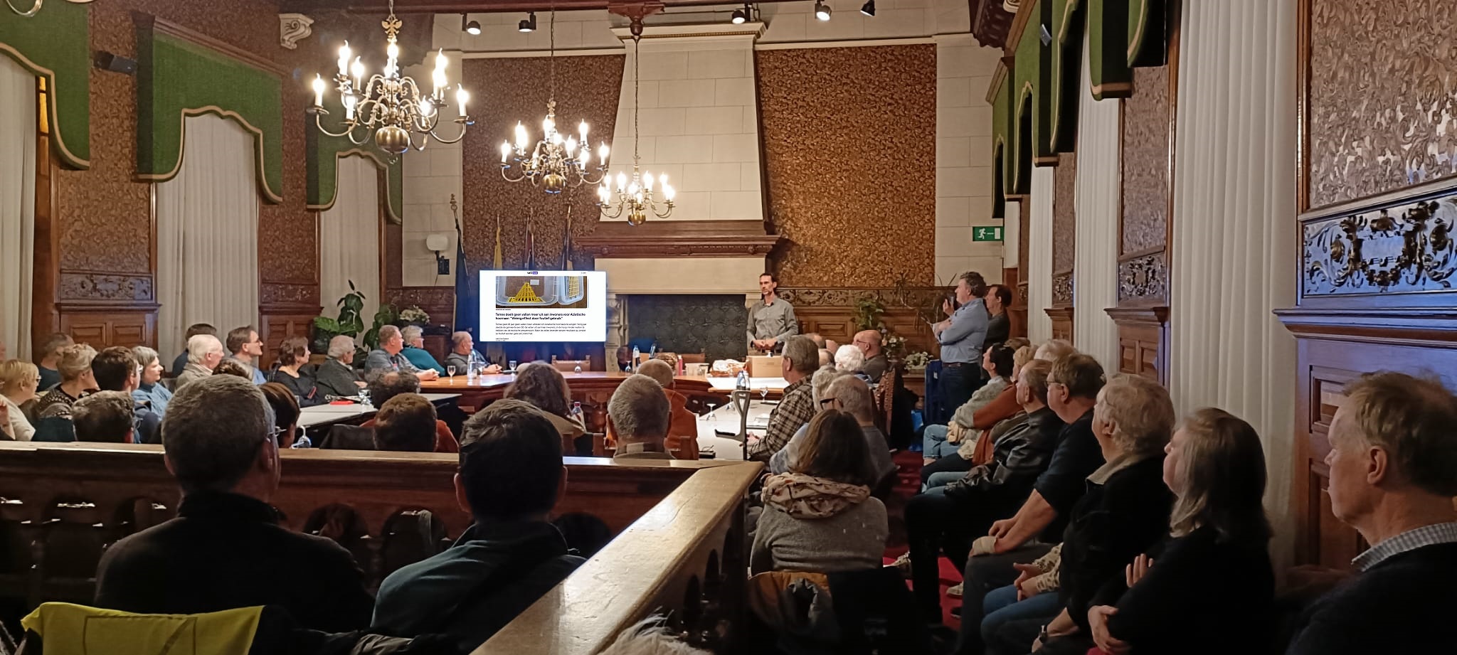 sfeerbeeld van die avond in de raadzaal